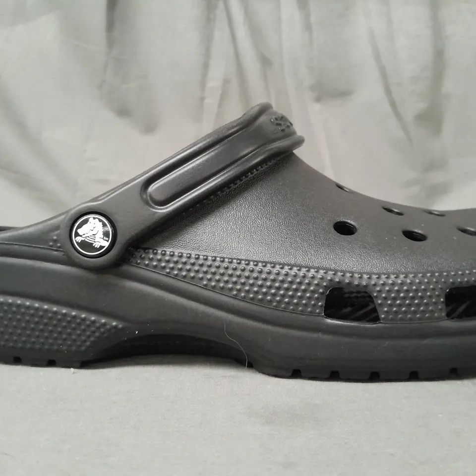 PAIR OF CROCS CLASSICS IN BLACK UK SIZE M8/W9