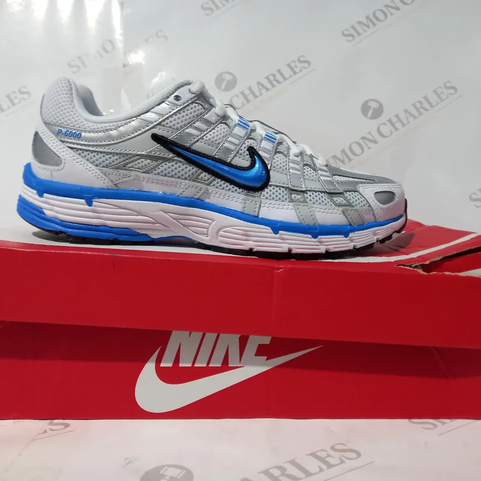 BOXED PAIR OF NIKE P-6000 TRAINERS IN SILVER/BLUE UK SIZE 4.5