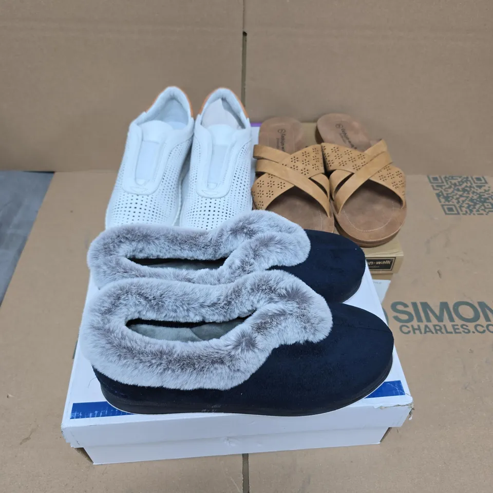 APPROXIMATELY 12 ASSORTED PAIRS OF SHOES AND FOOTWEAR ITEMS IN VARIOUS STYLES AND SIZES TO INCLUDE LOTUS, PADDERS, CUSHION WALK, ETC