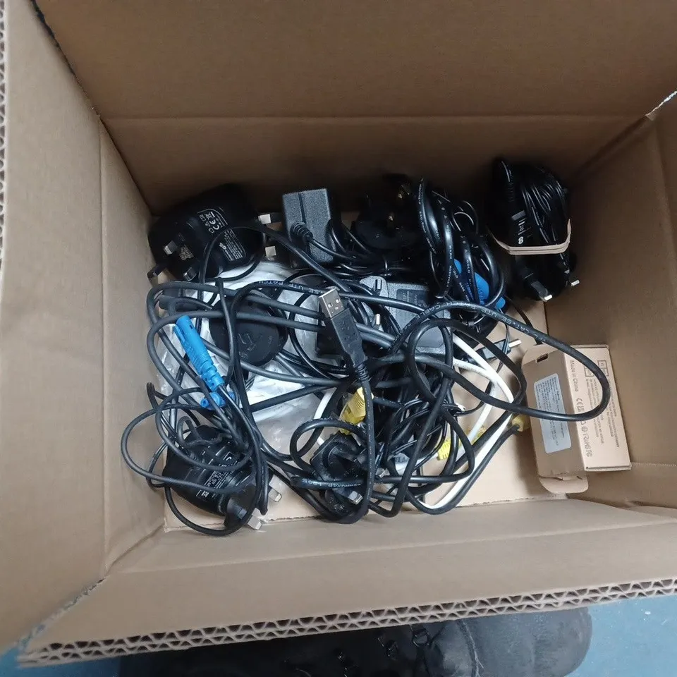  LOT OF VARIOUS ASSORTED HOUSEHOLD ITEMS TO INCLUDE SKY Q REMOTE, AC ADAPTERS, CHARGERS ETC.