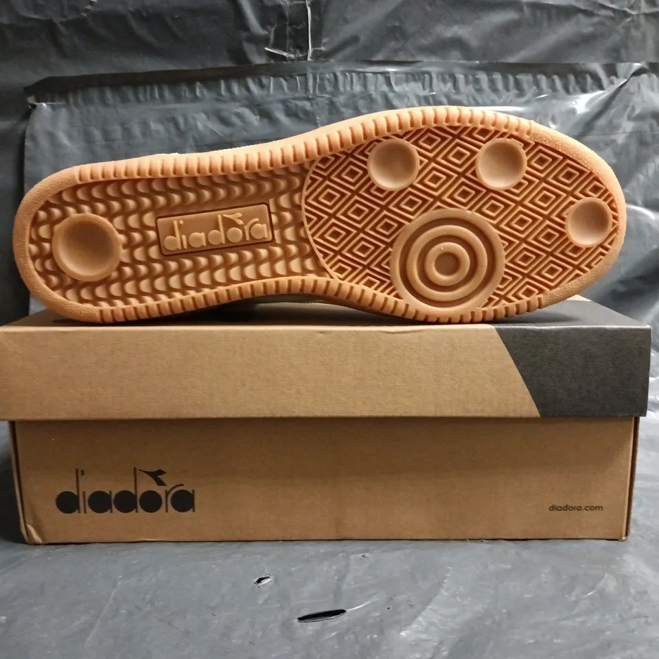 BOXED PAIR OF DIADORA SHOES IN BIRDS EGG GREEN/WHISPER WHITE SIZE UK 10