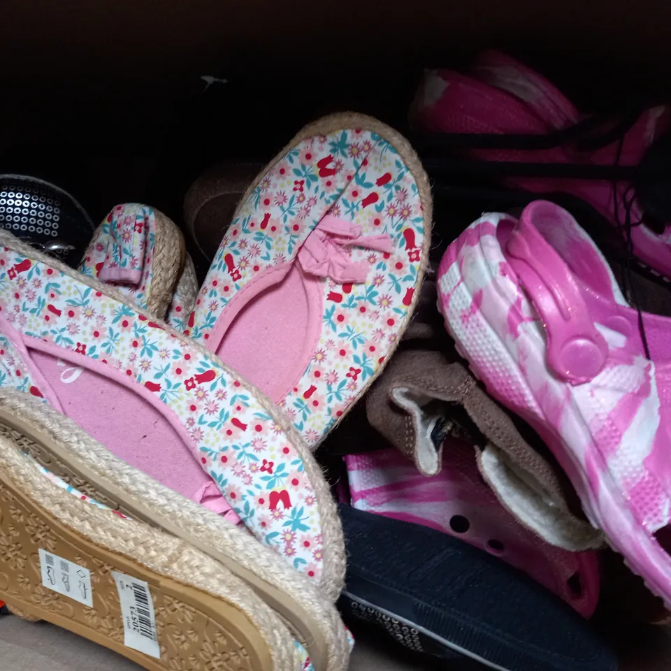 APPROXIMATELY 10 PAIRS OF ASSORTED KIDS SHOES IN VARIOUS STYLES AND SIZES 