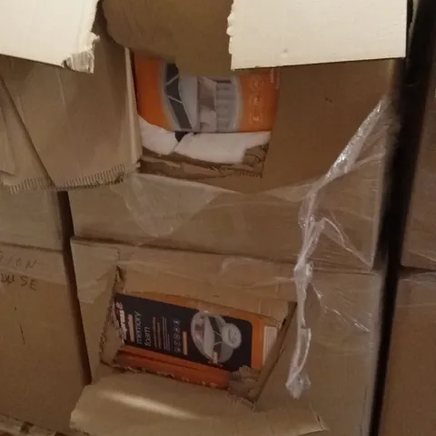 PALLET CONTAINING A LARGE QUANTITY OF BEDDING PRODUCTS