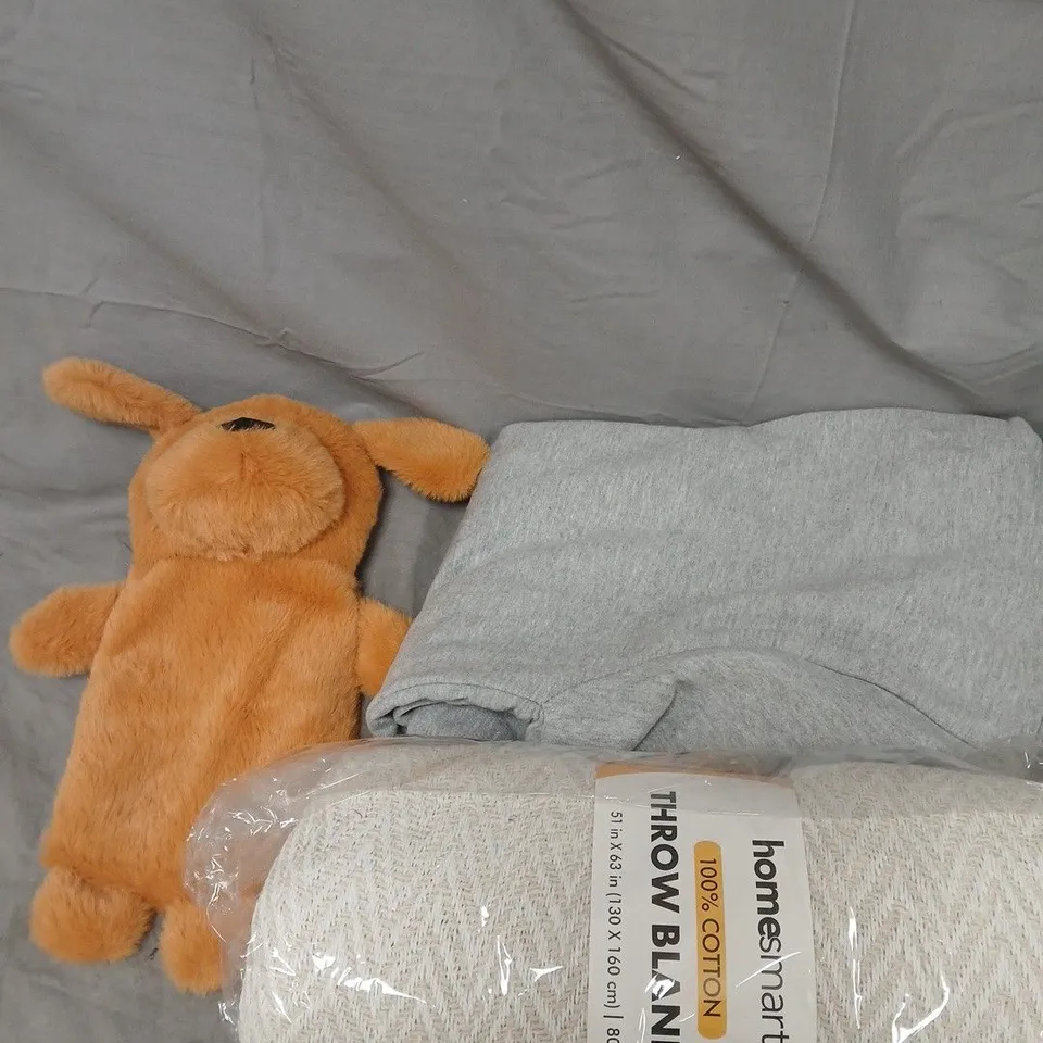 APPROXIMATELY 10 ASSORTED HOUSEHOLD PRODUCTS TO INCLUDE THROW BLANKET, HOT WATER BOTTLE, HAND BAG ETC 