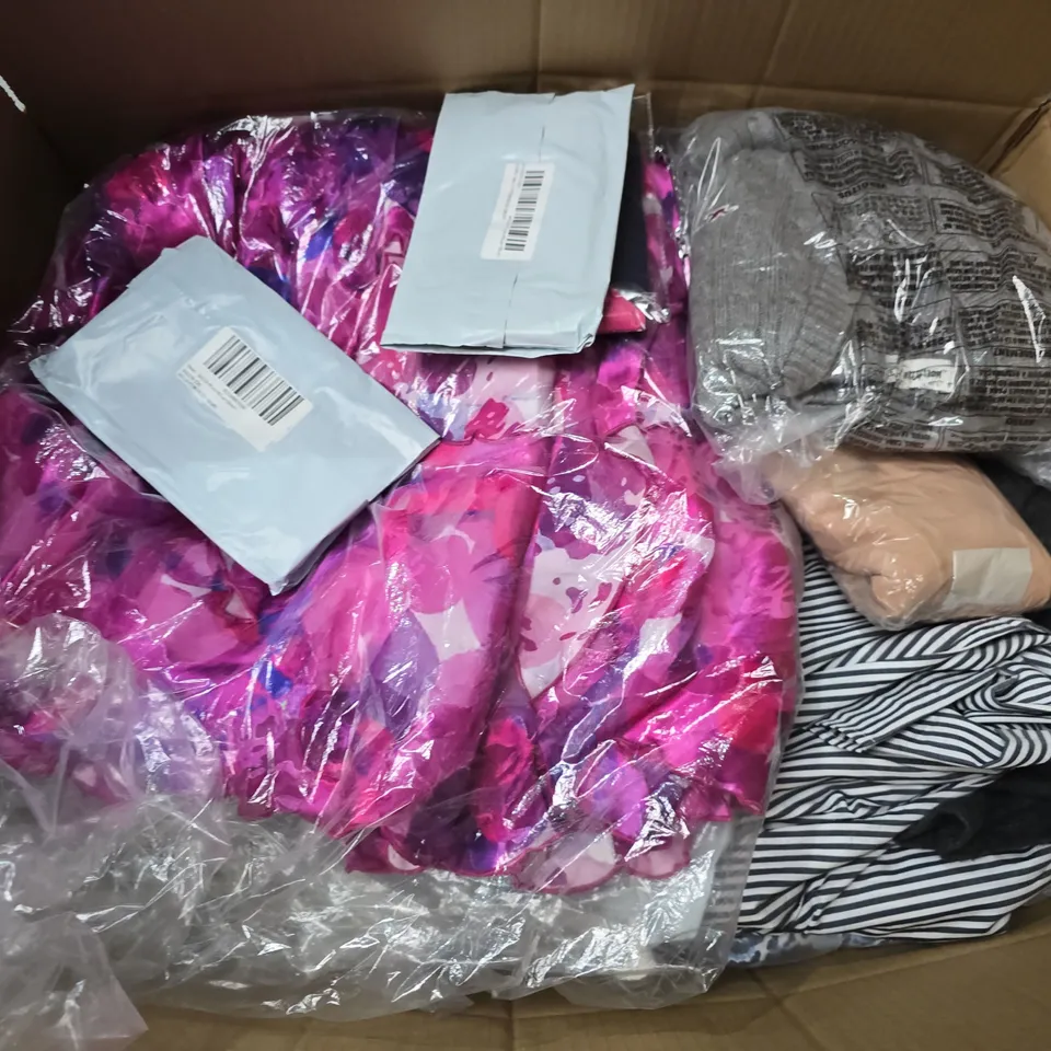 APPROXIMATELY 25 ASSORTED CLOTHING AND FASHION PRODUCTS IN VARIOUS STYLES AND SIZES - COLLECTION ONLY