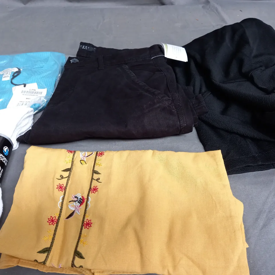BOX OF APPROXIMATELY 25 ASSORTED CLOTHING ITEMS TO INCLUDE - SOCKS , T-SHIRT , JEANS ETC - COLLECTION ONLY 