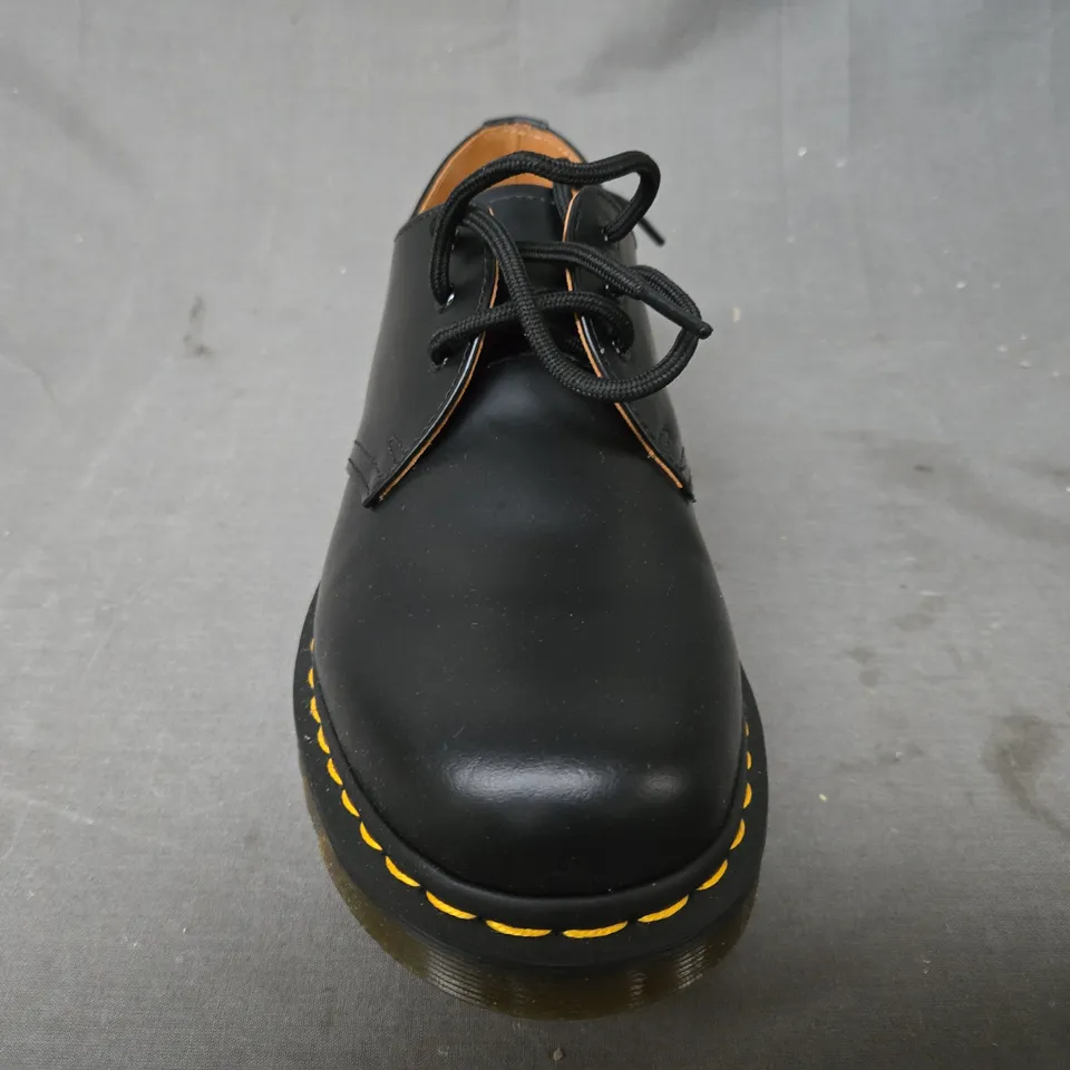 BOXED PAIR OF DR MARTENS 1461 SHOES IN BLACK UK SIZE 8