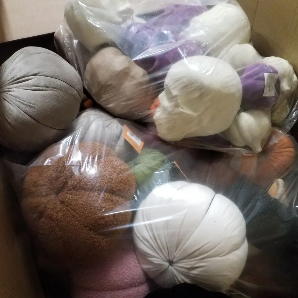 PALLET CONTAINING ASSORTED HALLOWEEN PRODUCTS INCLUDING PLUSH PUMPKINS, RATTAN BROOM DECORATION & DECORATIVE SKULLS