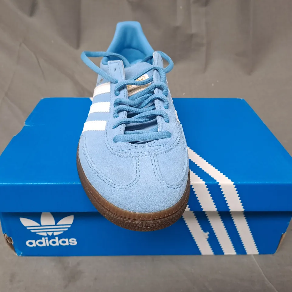 BOXED PAIR OF ADIDAS HANDBALL SPEZIAL IN BLUE/WHITE UK SIZE 6