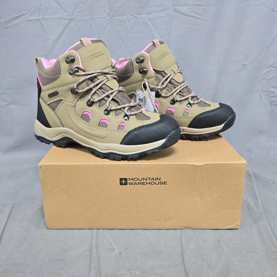 BOXED PAIR OF MOUNTAIN WAREHOUSE ADVENTURER WOMEN'S WATERPROOF WALKING BOOTS IN BEIGE/PINK SIZE UK 6.5