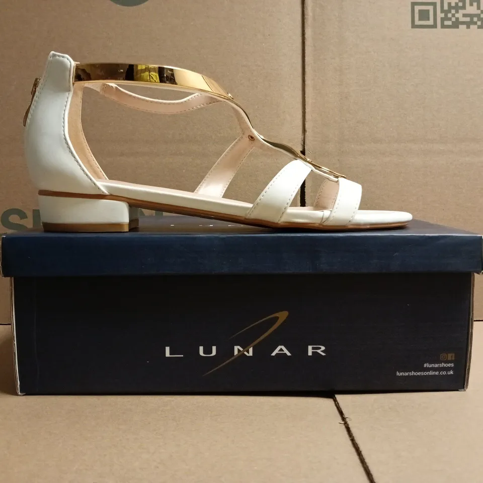 BOXED PAIR OF LUNAR GIRONA OPEN TOE LOW HEEL SANDALS IN WHITE SIZE EU 39