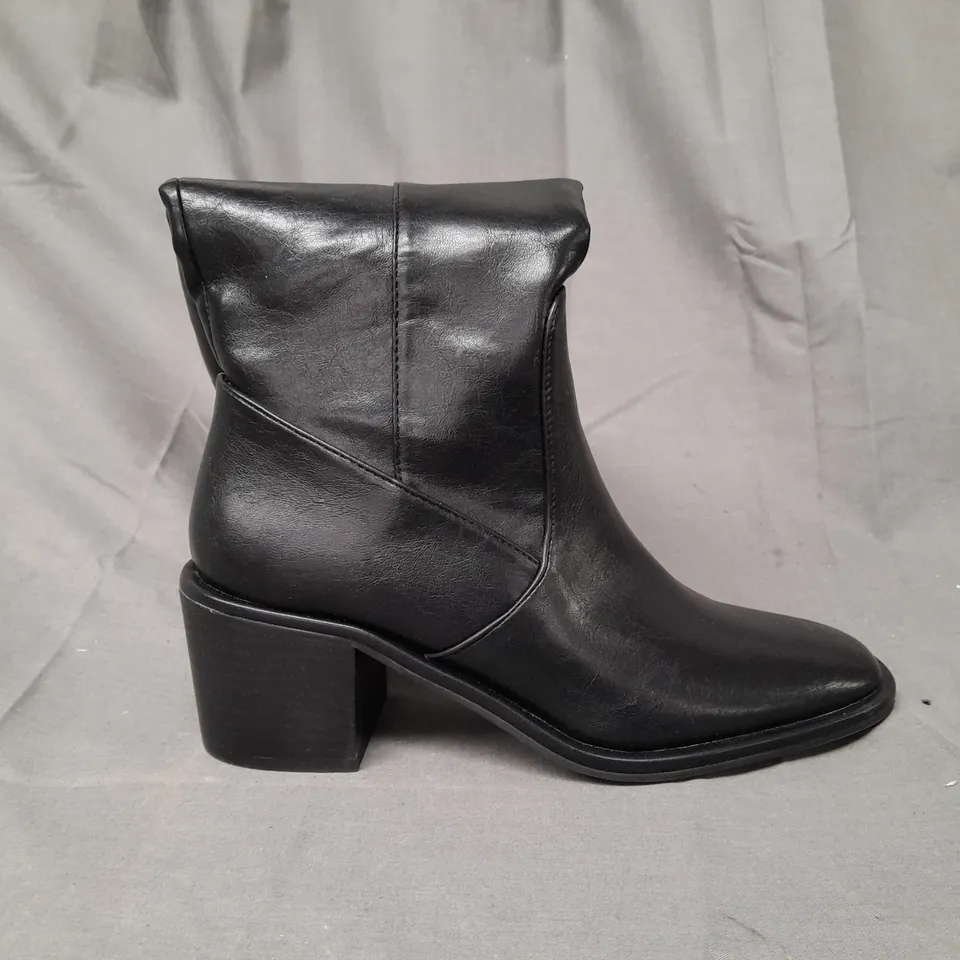 BOXED PAIR OF V BY VERY KNEE-HIGH SHOES IN BLACK SIZE 6