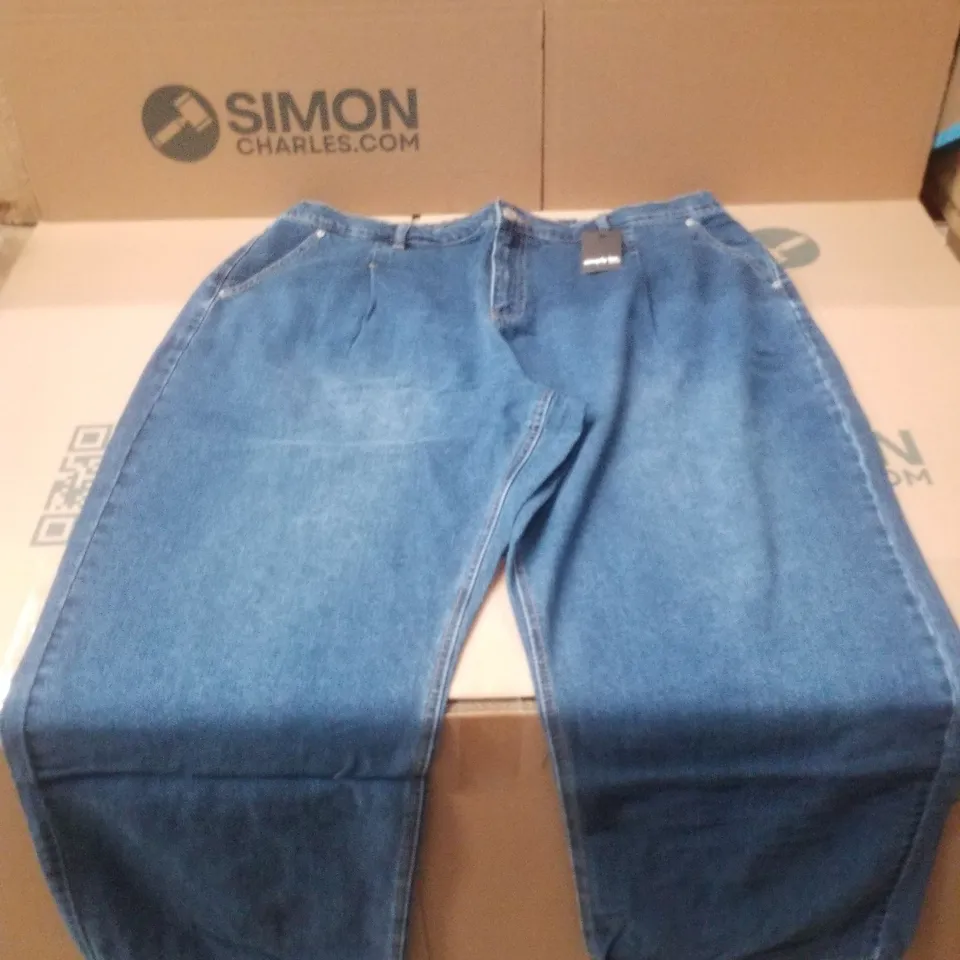 BOX CONTAINING APPROXIMATELY 12 BRAND NEW SIMPLY BE MID BLUE PLEAT DETAIL WIDE LEG JEANS - SIZE 24L