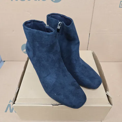 SPOT ON WOMEN'S NAVY SUEDE ANKLE BOOTS – UK 7