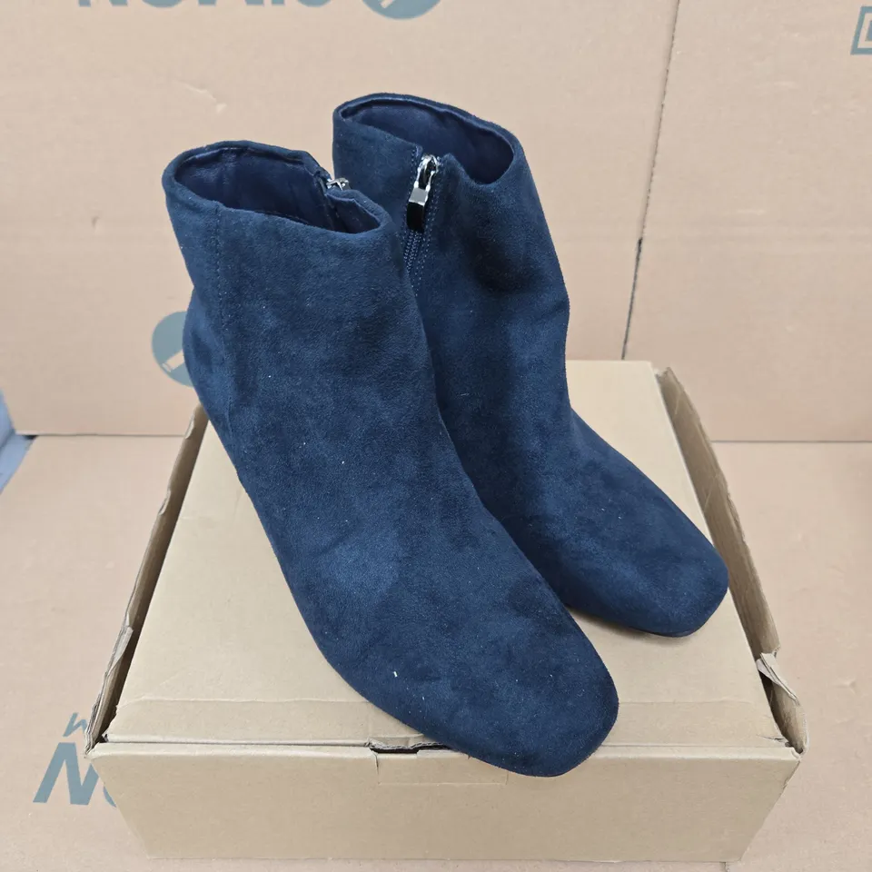 SPOT ON WOMEN'S NAVY SUEDE ANKLE BOOTS – UK 7