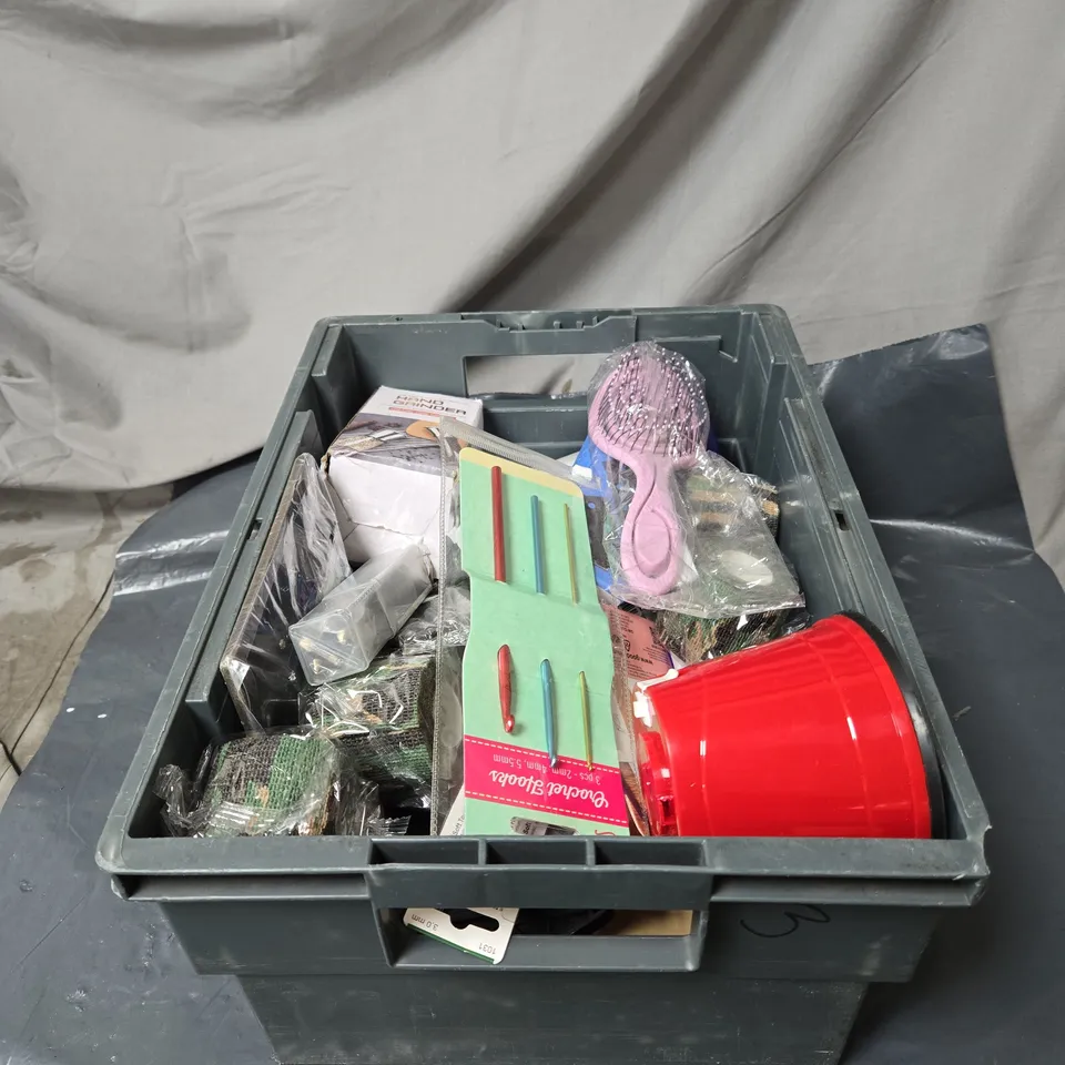 APPROXIMATELY 20 ASSORTED ITEMS TO INCLUDE HAND GRINER, HINGE, BRASS SOCKET, POLYFILLA, HAIR BRUSH ETC