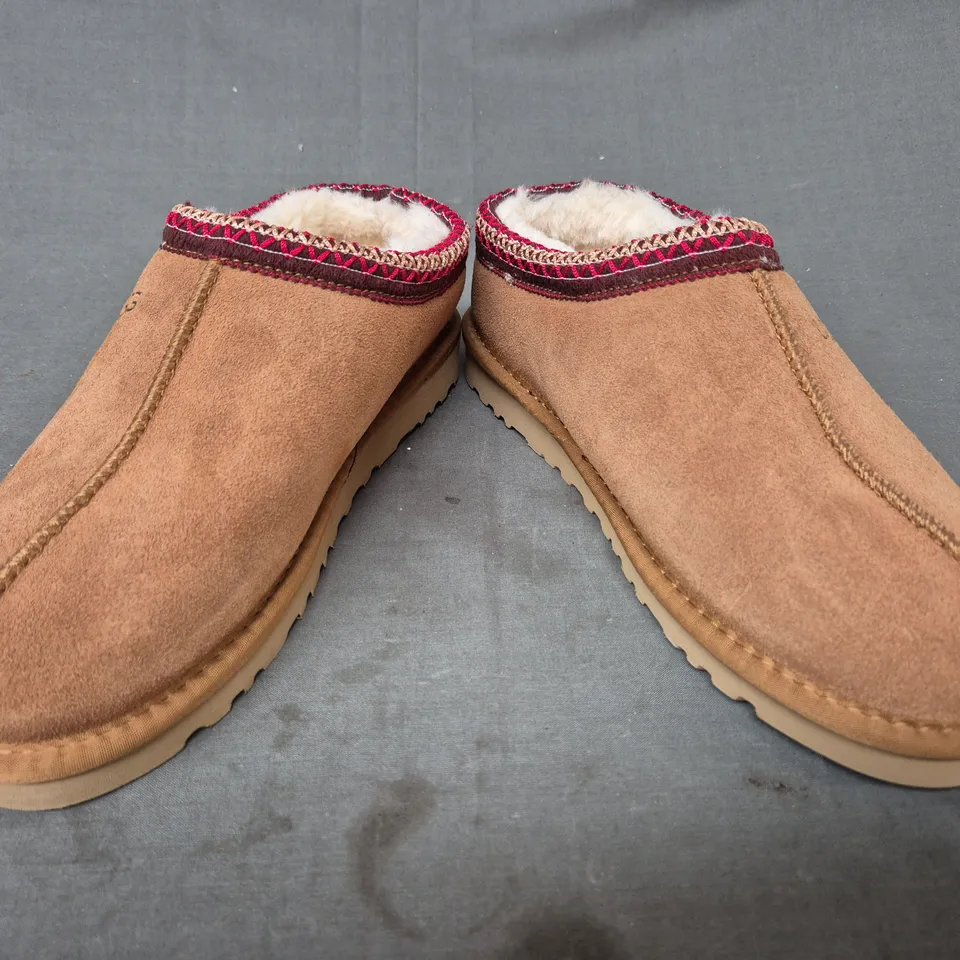 BOXED PAIR OF UGG SHOES IN CHESTNUT SIZE 5