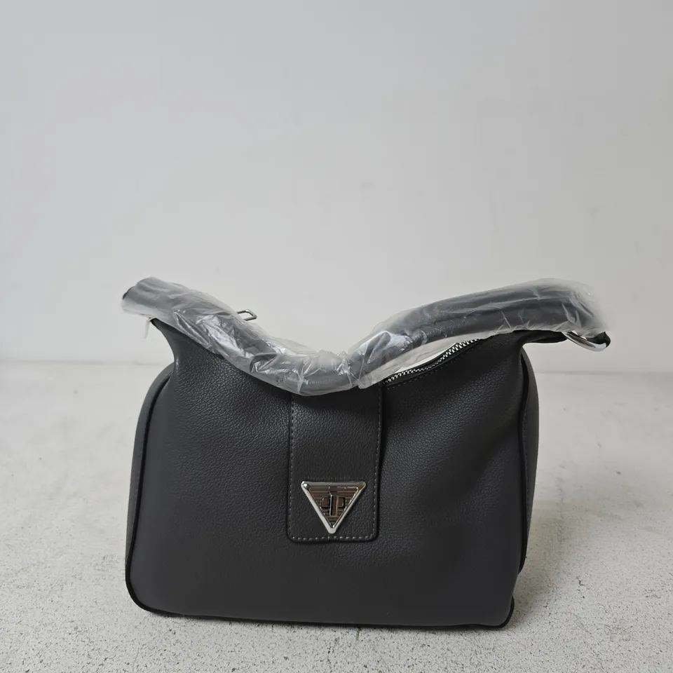 BLACK LEATHER HANDBAG WITH TRIANGULAR METAL LOGO PLAQUE