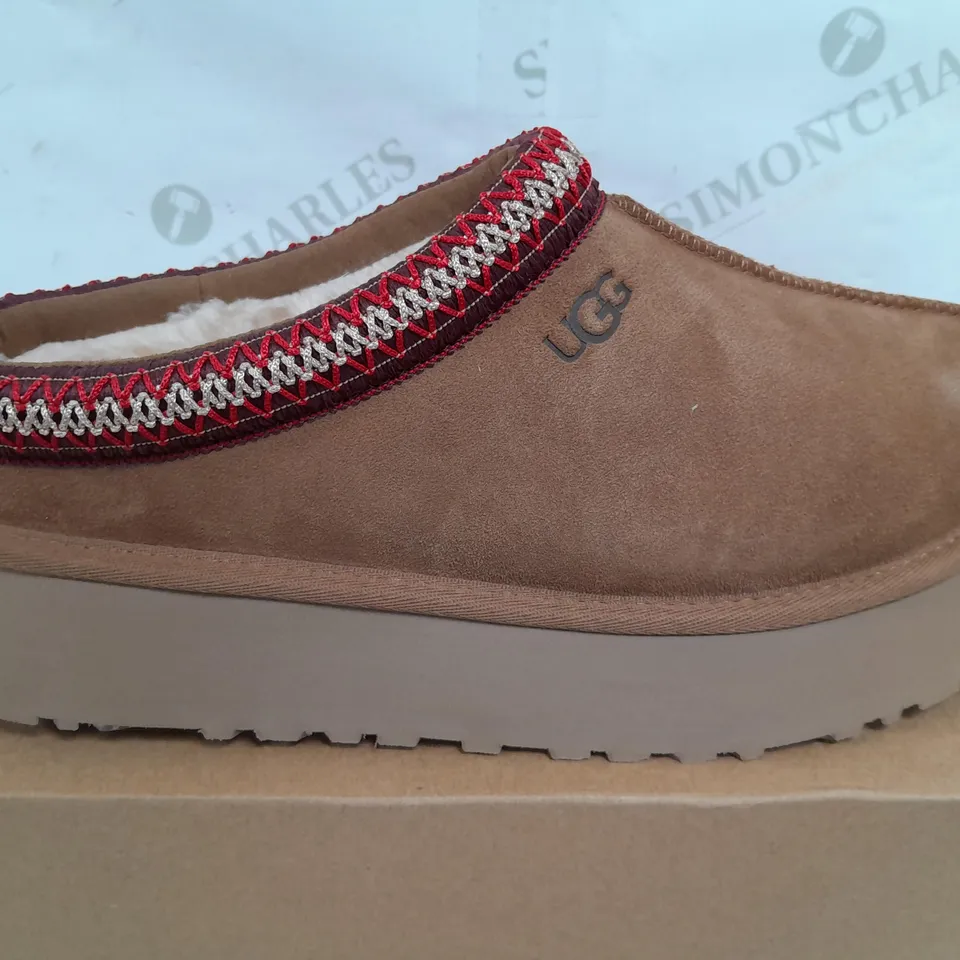 BOXED PAIR OF UGG TAZZ PLATFROM SLIPPERS IN CHESTNUT - UK 8