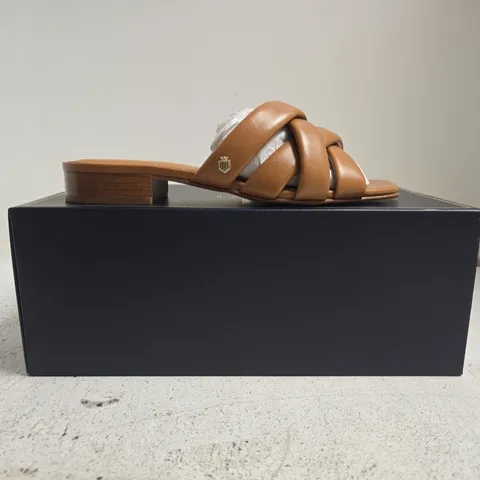 BOXED PAIR OF FAIRFAX & FAVOR WOMEN'S EBURY SANDALS IN TAN LEATHER SIZE UK 6