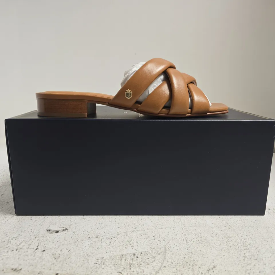 BOXED PAIR OF FAIRFAX & FAVOR WOMEN'S EBURY SANDALS IN TAN LEATHER SIZE UK 6