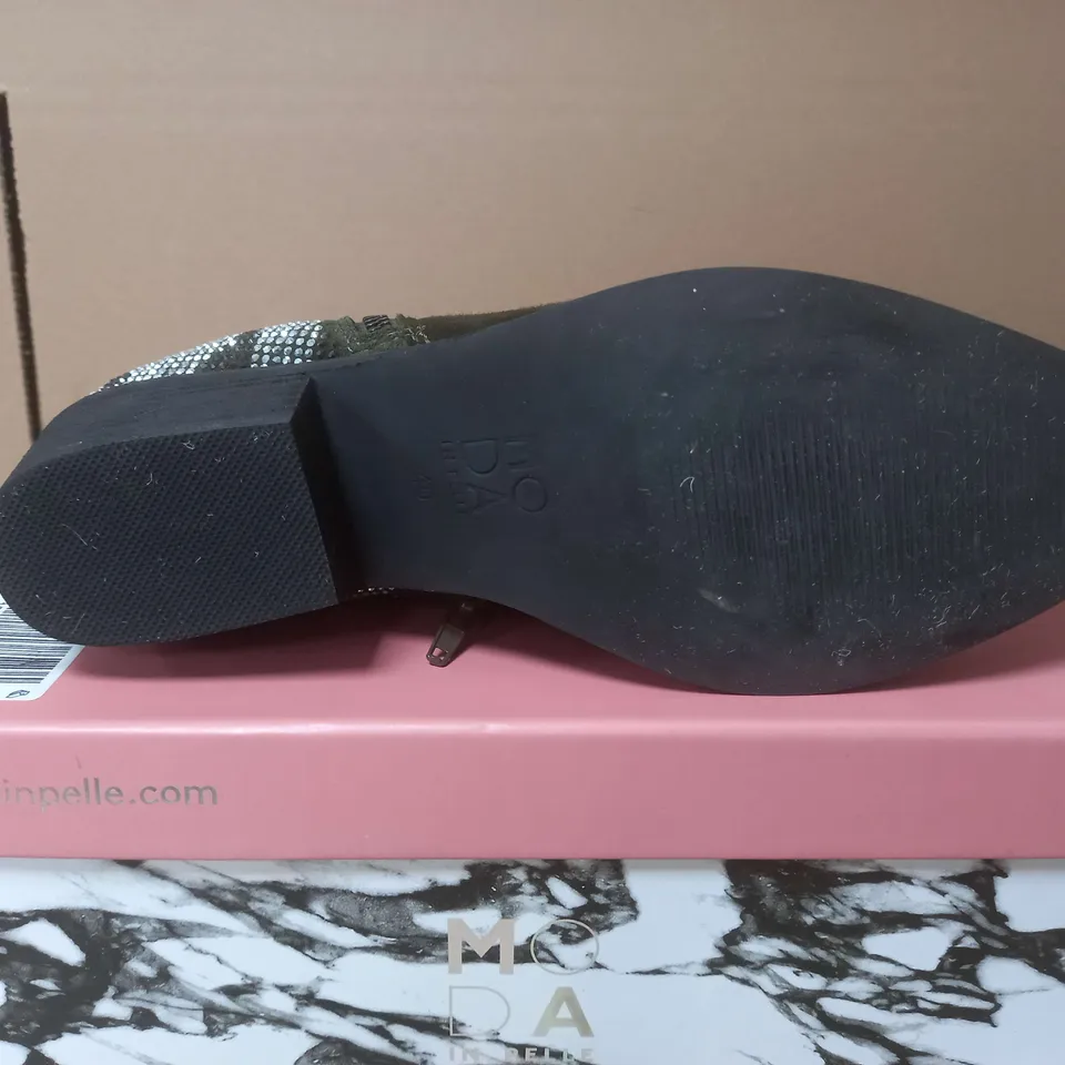 BOXED MODA IN PELLE LIGHT KHAKI HEEL BOOTS - UK 7