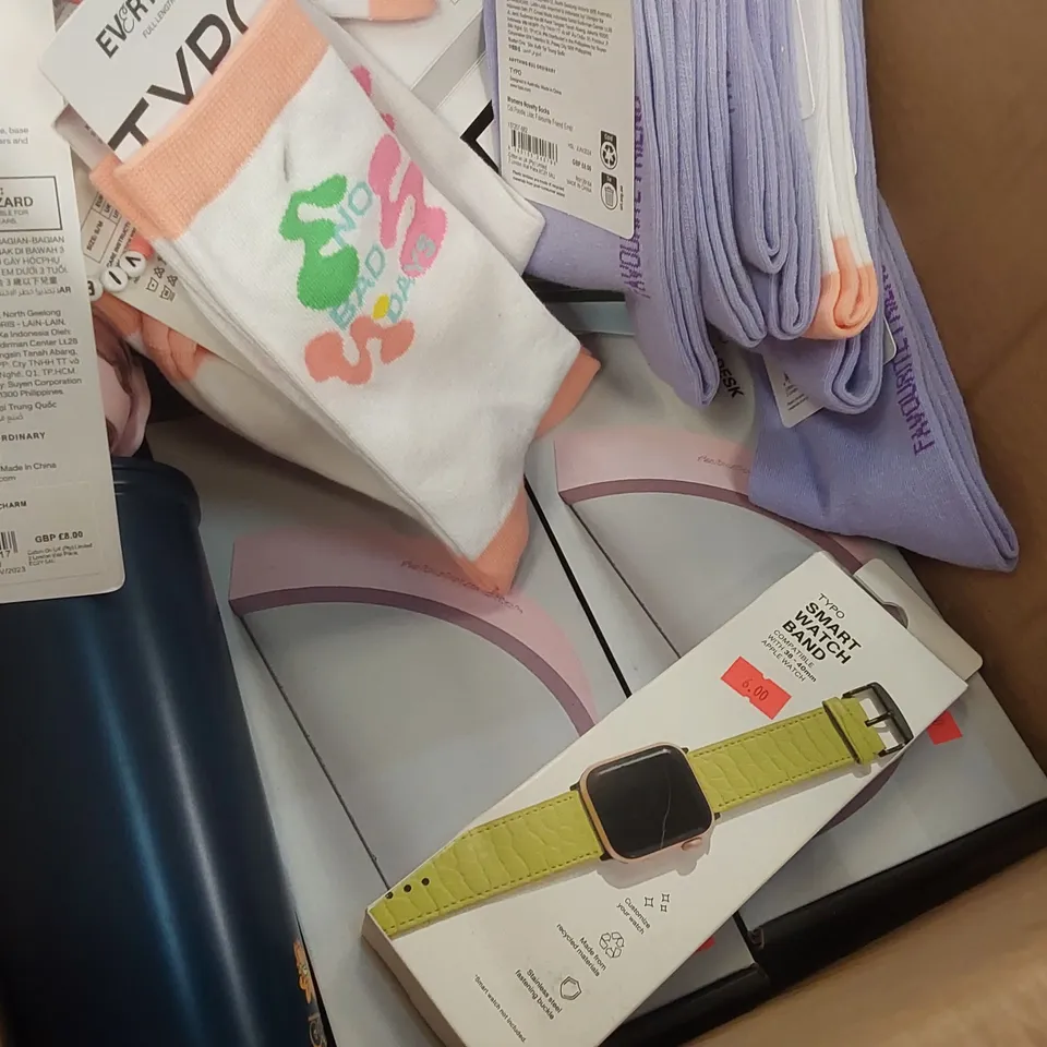 PALLET CONTAINING A WIDE RANGE OF BRAND NEW PRODUCTS TO INCLUDE ITEMS SUCH AS: CLOTHES, SCENTED CANDLES, PILLOWS, GREETING CARDS, WATER BOTTLES ECT