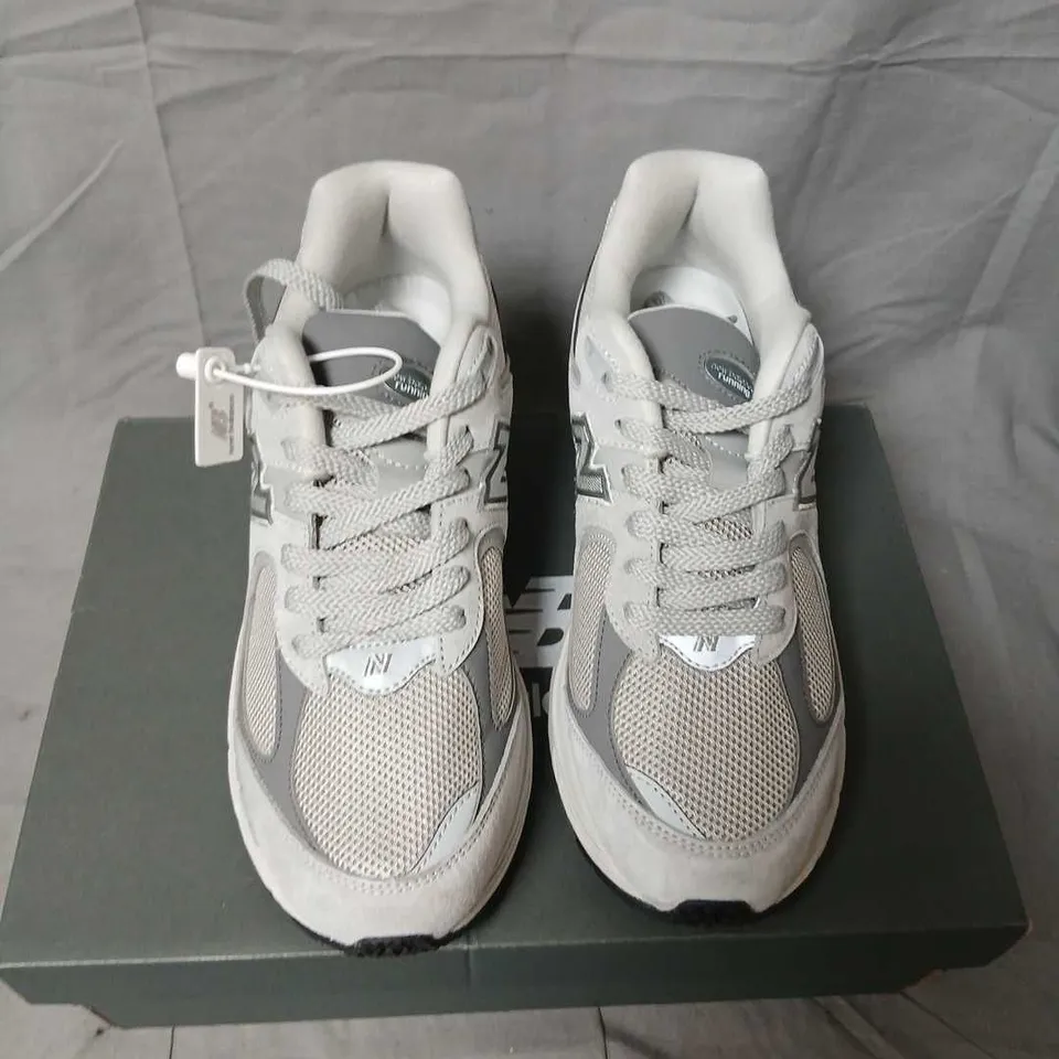 NEW BALANCE 2002R SNEAKERS – GREY/WHITE – MEN’S (US 8.5)