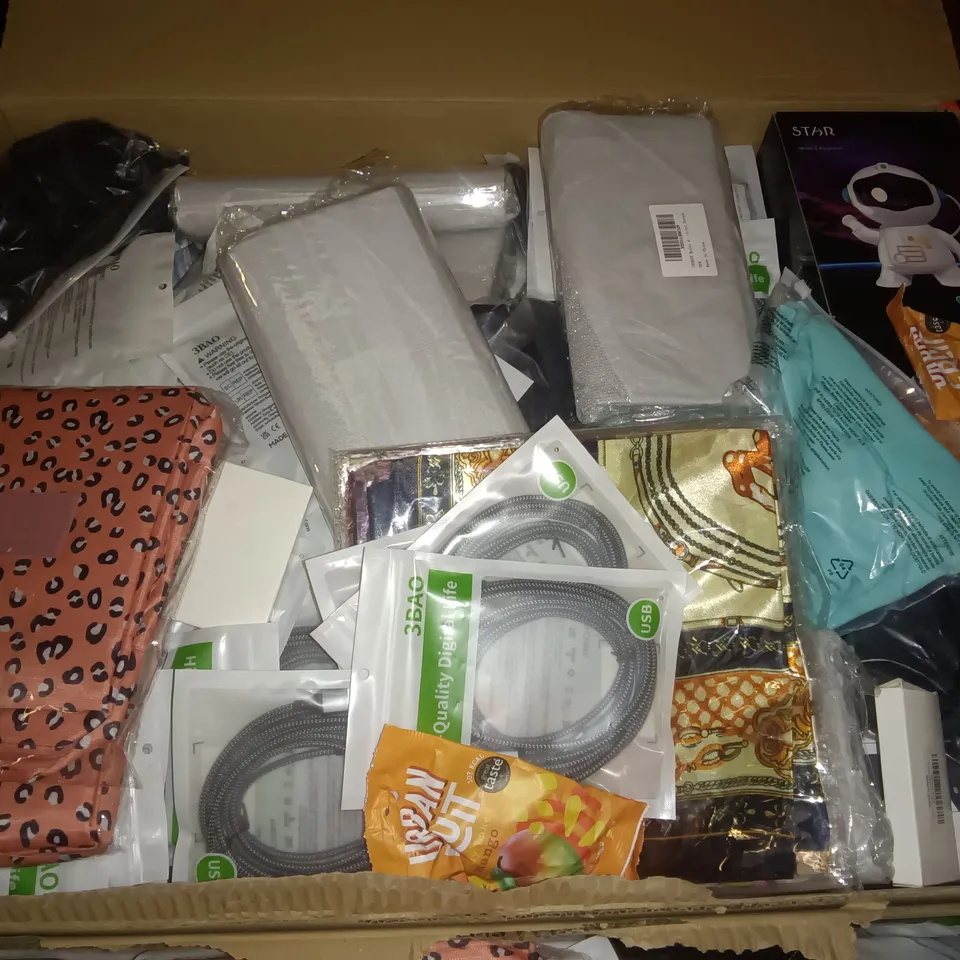 PALLET OF ASSORTED ITEMS TO INCLUDE MULTIPLE ASTRONAUT AMBIENT LIGHTS, USB CABLES AND CUTLERY TRAYS