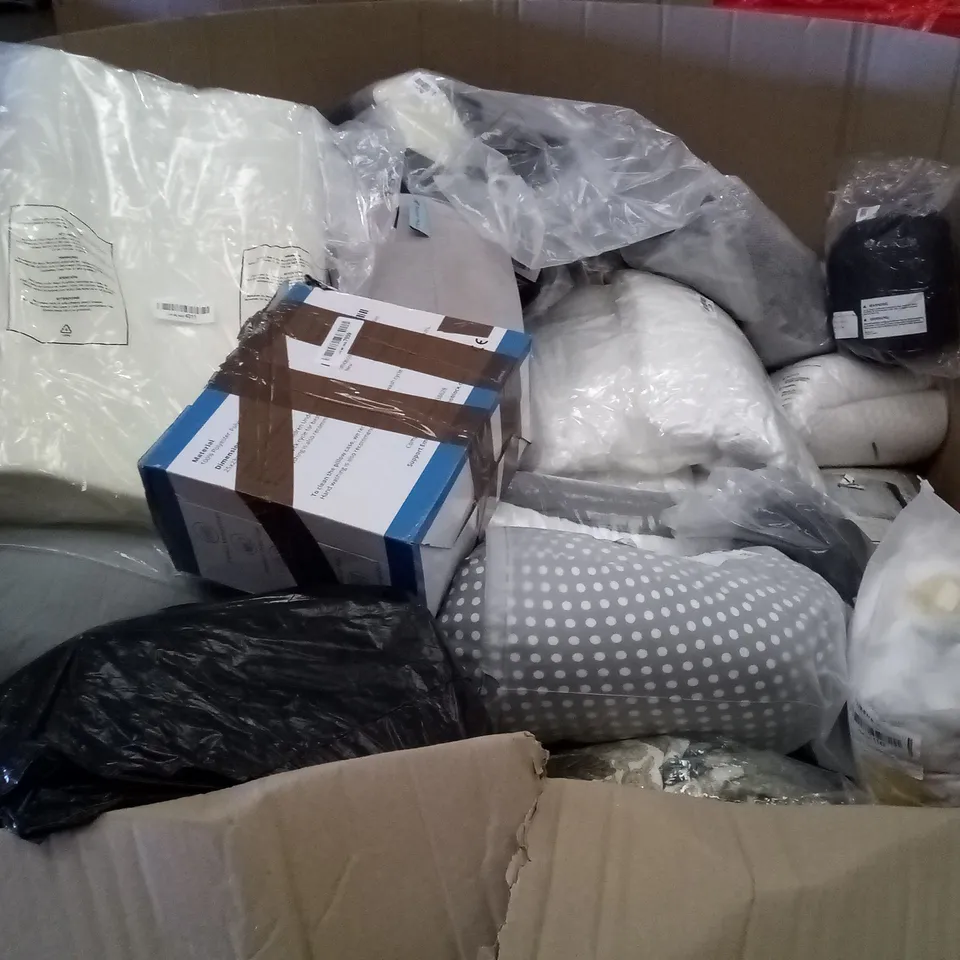 PALLET OF ASSORTED ITEMS INCLUDING NECK PILLOWS, ORTHOPEDIC DONUT CUSHIONS, CHAIR LUMBAR SUPPORT, SONIVE MATTRESS TOPPER, INFLATABLE TRAVEL PILLOW, MOLBILY PILLOWS