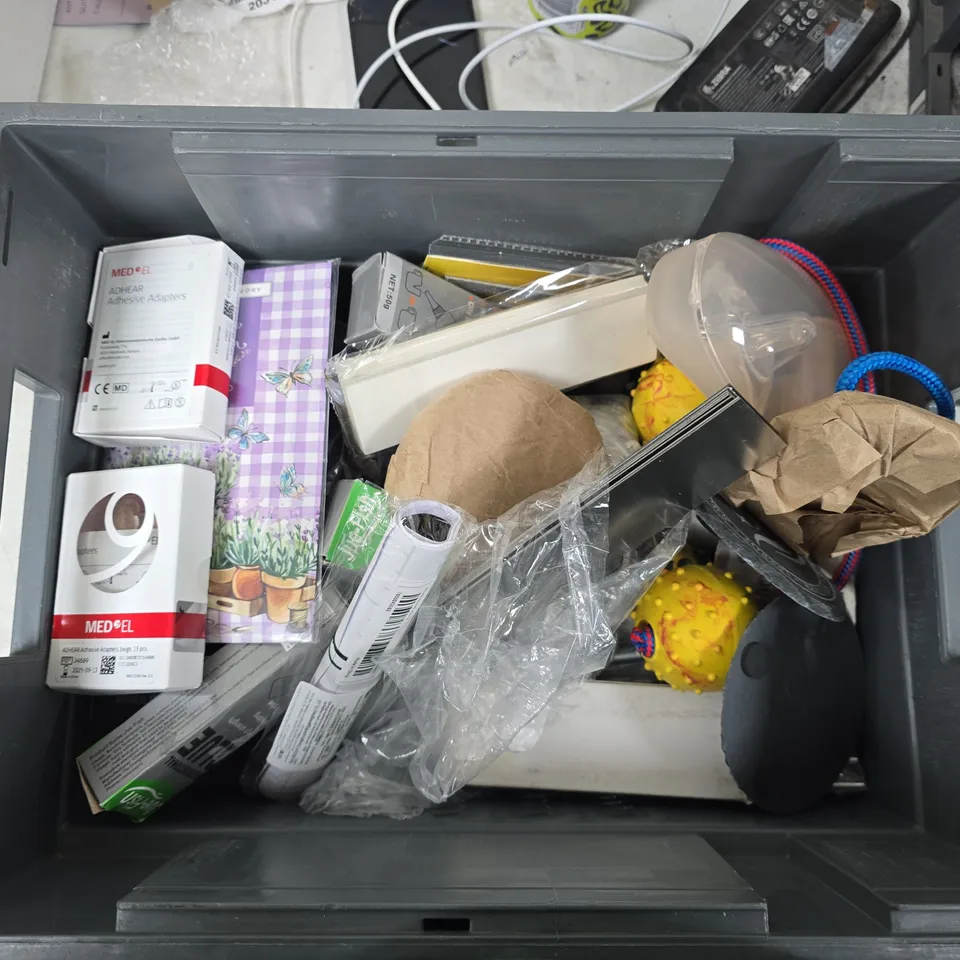 BOX OF ASSORTED ITEMS TO INCLUDE - THERMOMETER - COASTERS - CALCULATOR   