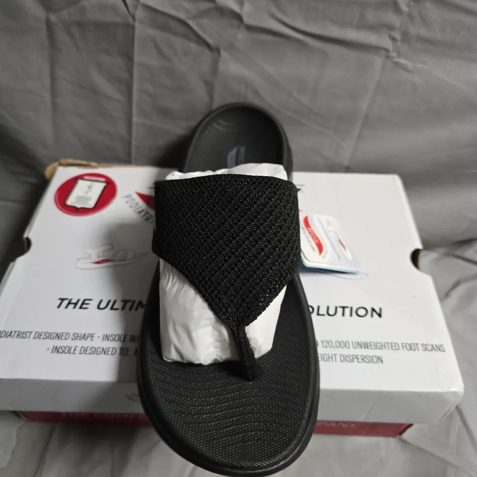BOXED PAIR OF Skechers Arch Fit Sandals – Black, - UK SIZE 6