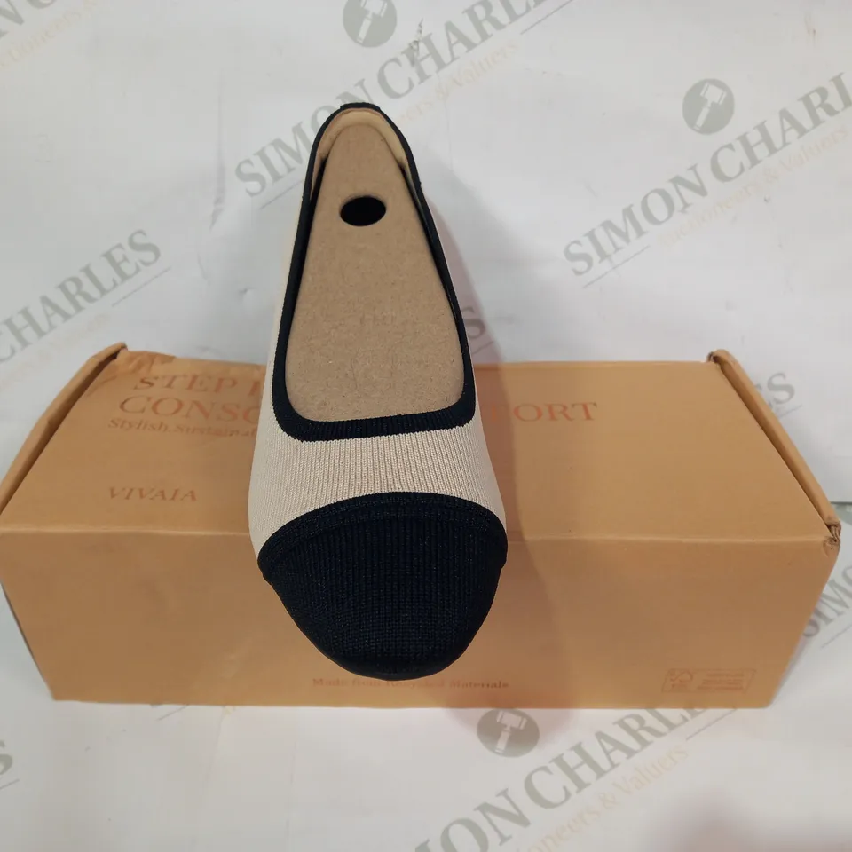 BOXED PAIR OF VIVAIA LOW BLOCK HEEL SLIP-ON SHOES IN BEIGE/BLACK EU SIZE 38.5