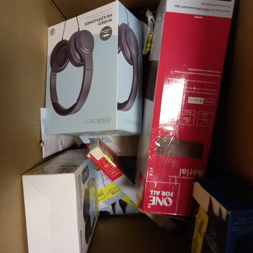 APPROXIMATELY 20 ASSORTED ELECTRICAL PRODUCTS TO INCLUDE DVD PLAYER, HEADPHONES, POWER BANK ETC 