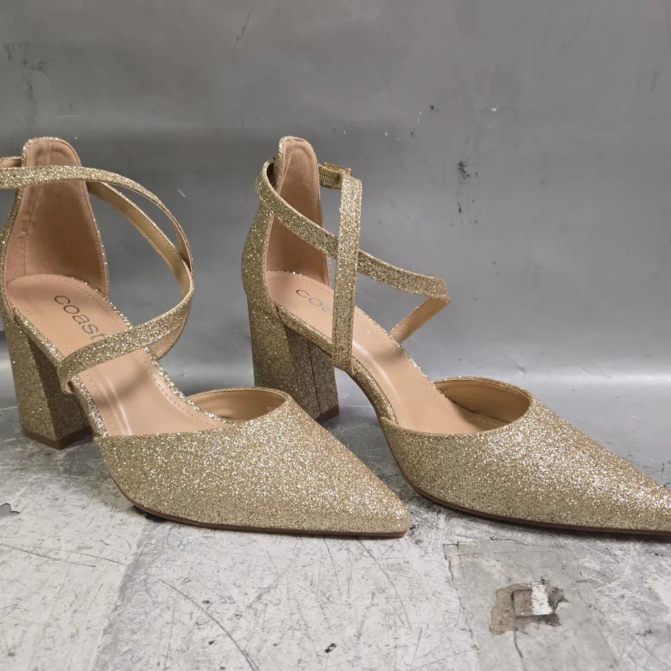 BOXED PAIR OF COAST POINTED TOE BLOCK HEEL SANDALS IN METALLIC GOLD GLITTER SIZE 4