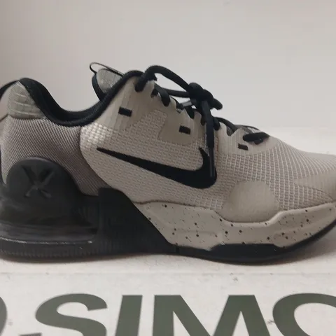 NIKE AIR MAX RUNNING SHOES – SIZE 7.5