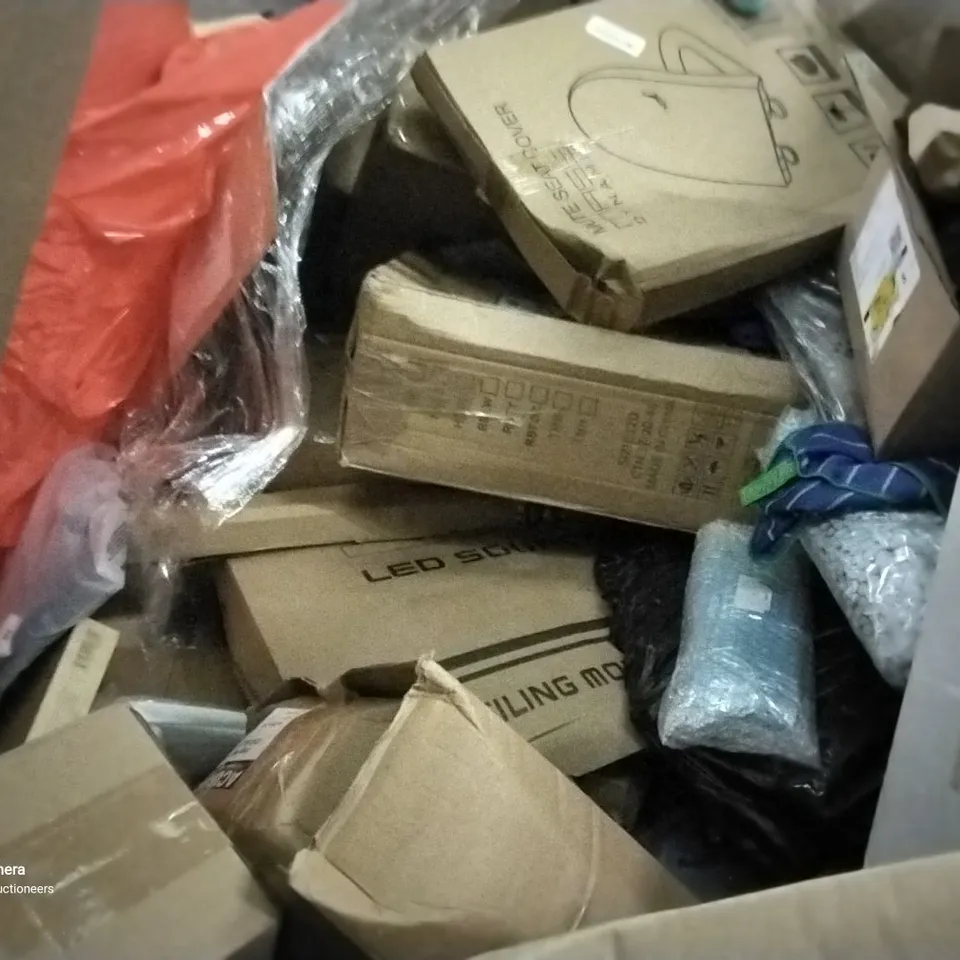 PALLET OF ASSORTED ITEMS INCLUDING SHOE RACK, WATER GUN, KITCHEN TOWELS, TOILET SEAT, HEAT POWERED STOVE FAN, SNOWFLAKE DECANTER