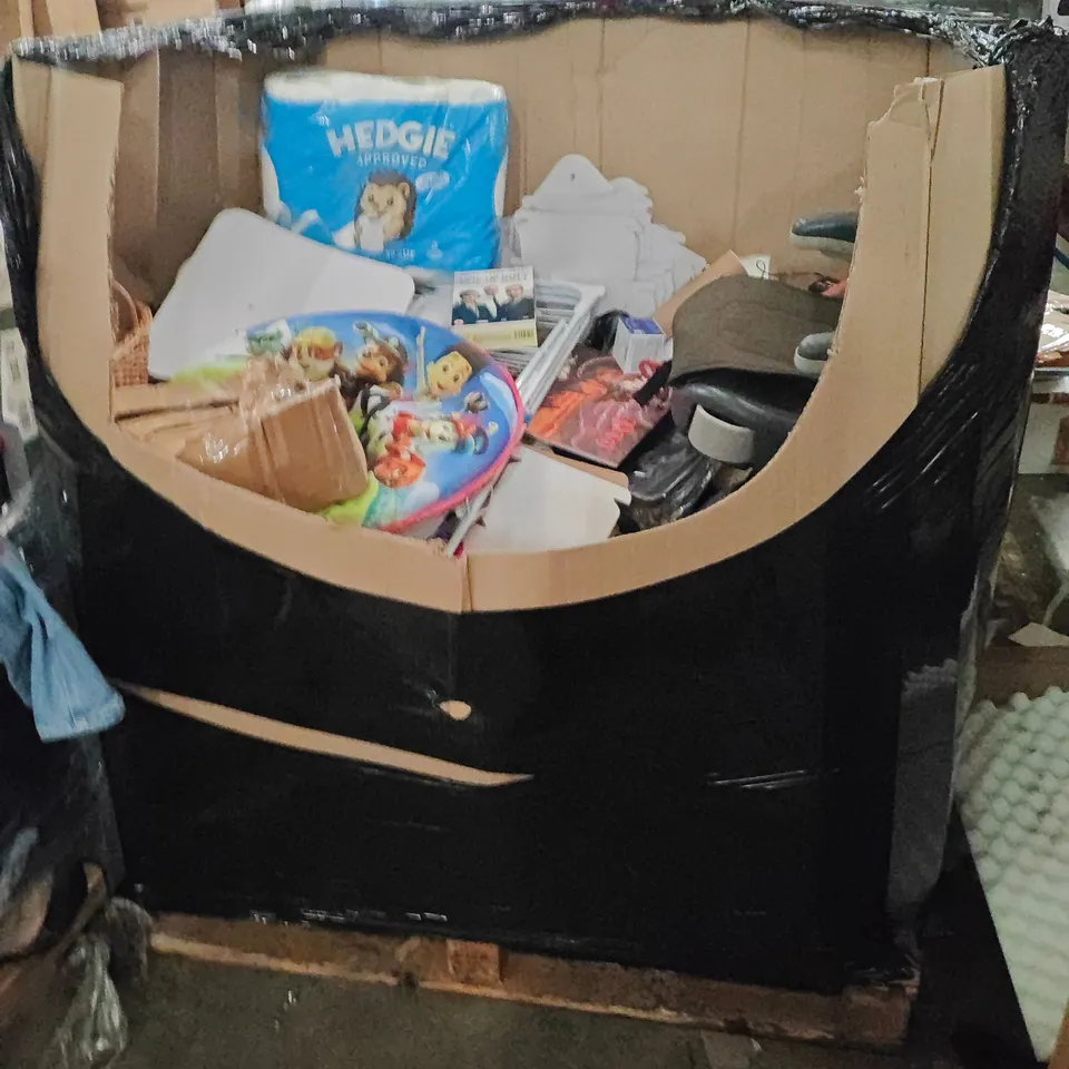PALLET OF ASSORTED HOUSEHOLD AND CLOTHING ITEMS TO INCLUDE GOLF GLOVES, LINE OF DUTY BOX SET, ON CLOUD TRAINERS AND POLAR EXPRESS PJS