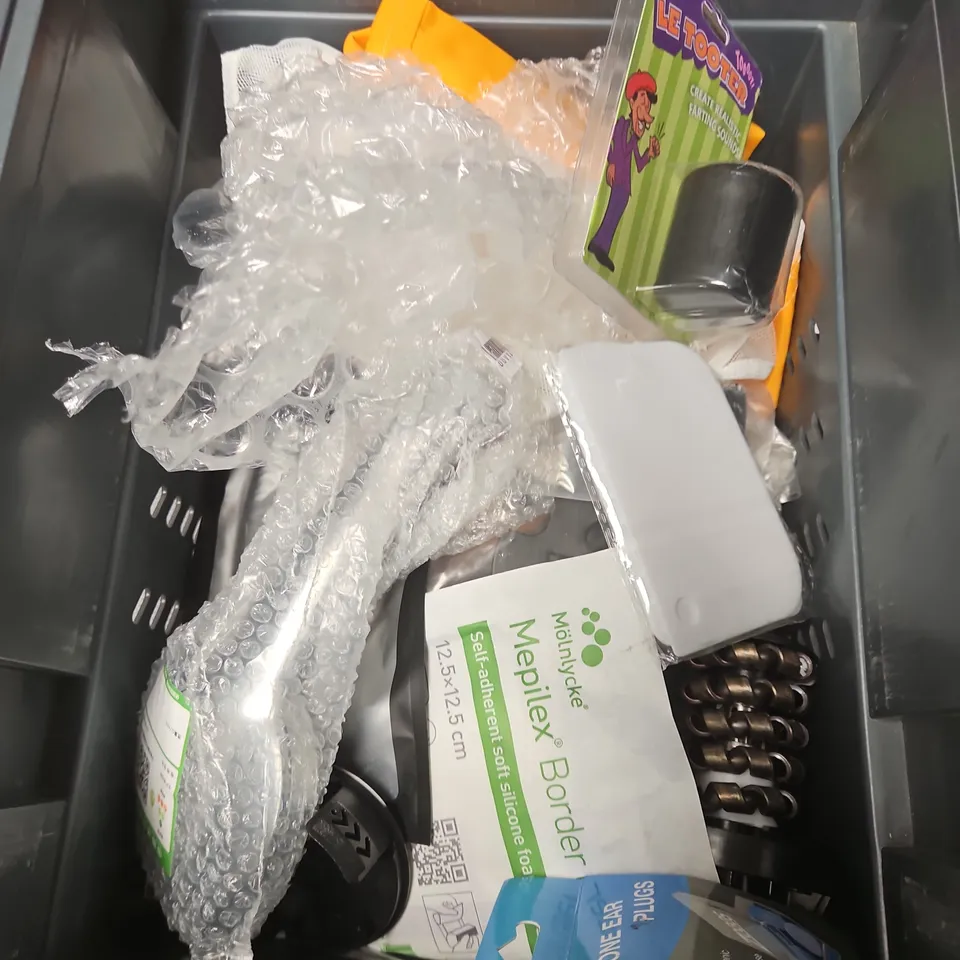 APPROXIMATELY 15 ASSORTED HOUSEHOLD ITEMS TO INCLUDE - HOBNOBS MUG, CUTLERY, WOLD SINK & DRAIN CLEANER, ETC 