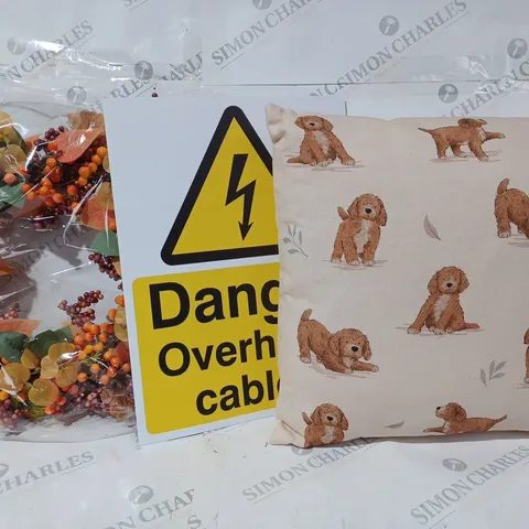BOX OF APPROXIMATELY 10 ASSORTED HOUSEHOLD ITEMS TO INCLUDE DOG PATTERN CUSHION, DANGER SIGN, DECORATIVE WREATH, ETC