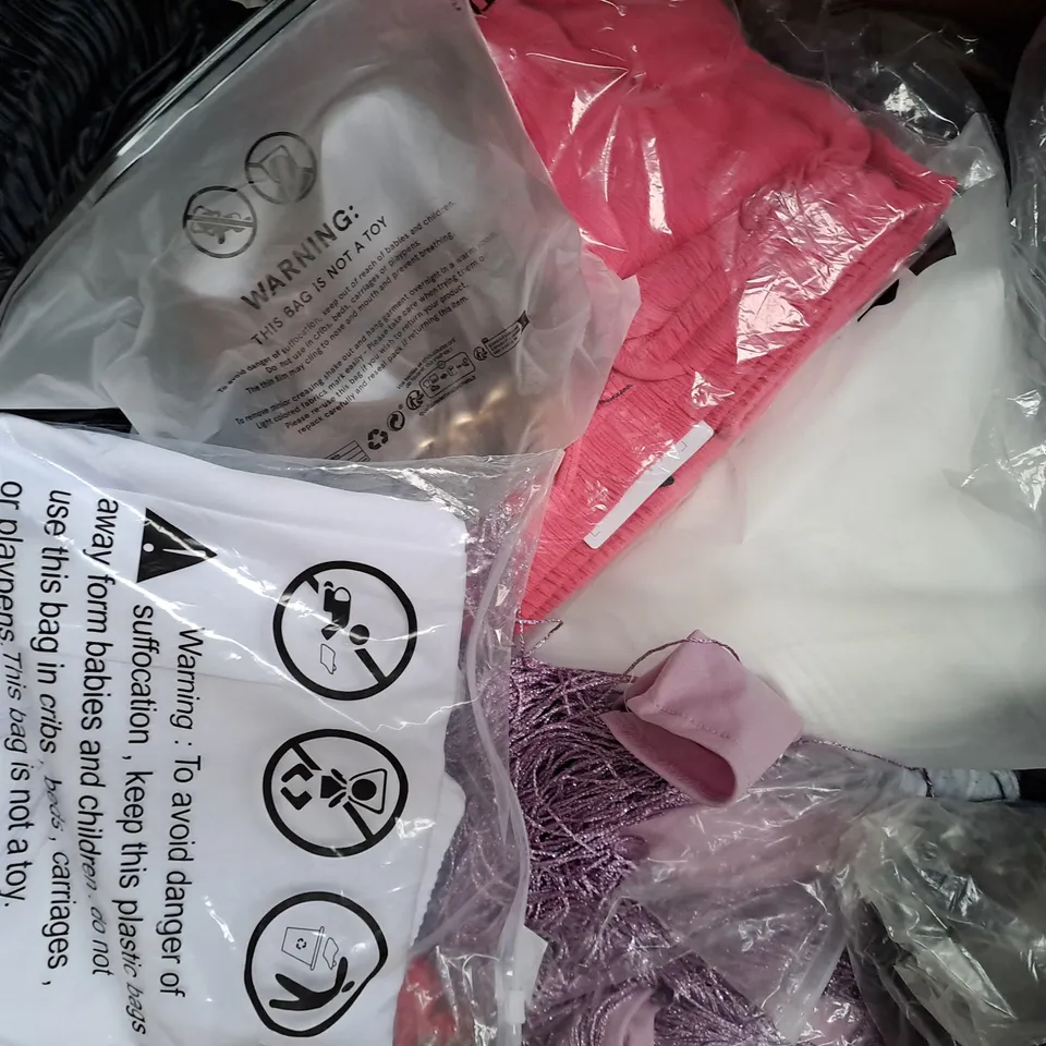 BOX OF APPROXIMATELY 20 ASSORTED CLOTHING & FASHION ITEMS IN VARIOUS STYLES AND SIZES TO INCLUDE GILDAN, ETC