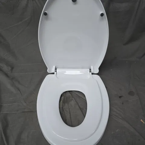 WHITE TOILET SEAT WITH LID