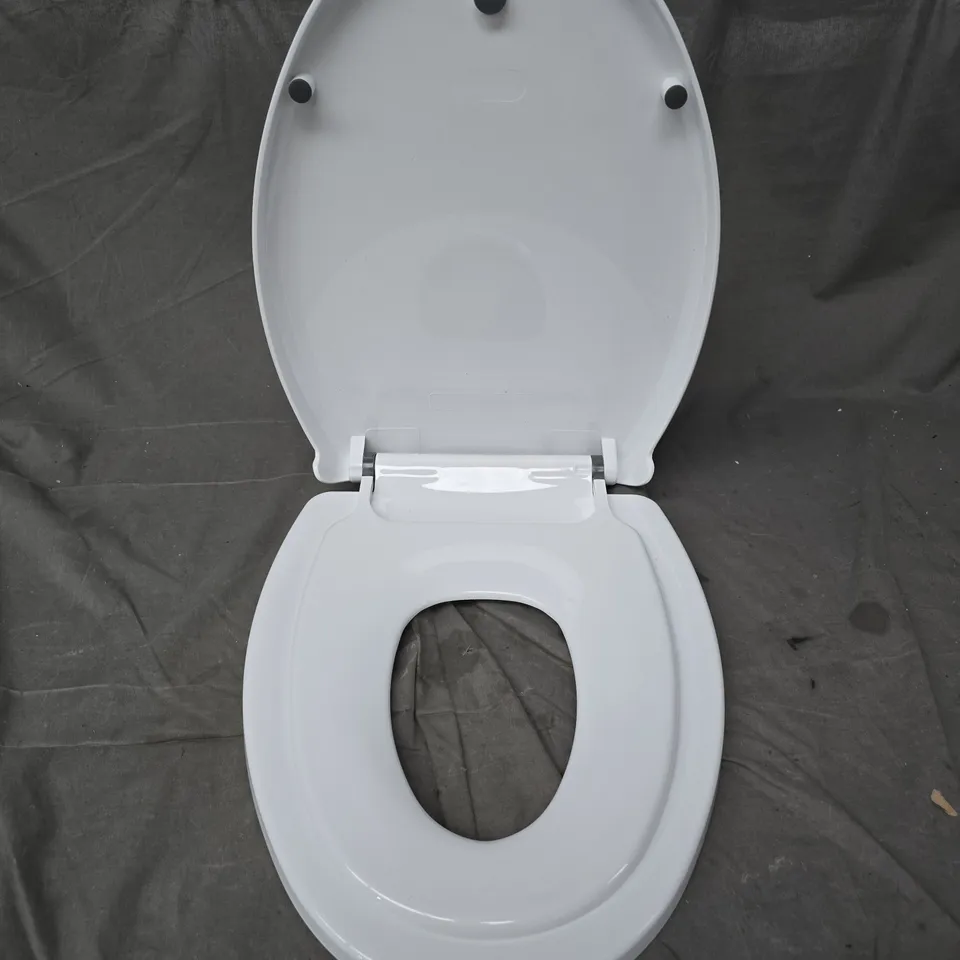 WHITE TOILET SEAT WITH LID