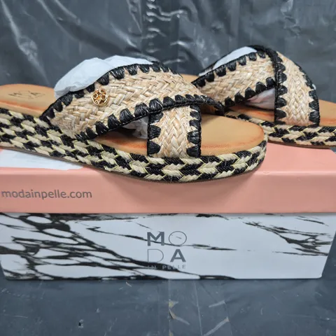BOXED PAIR OF MODA IN PELLE WEDGE SANDALS IN BLACK/BEIGE SIZE 5