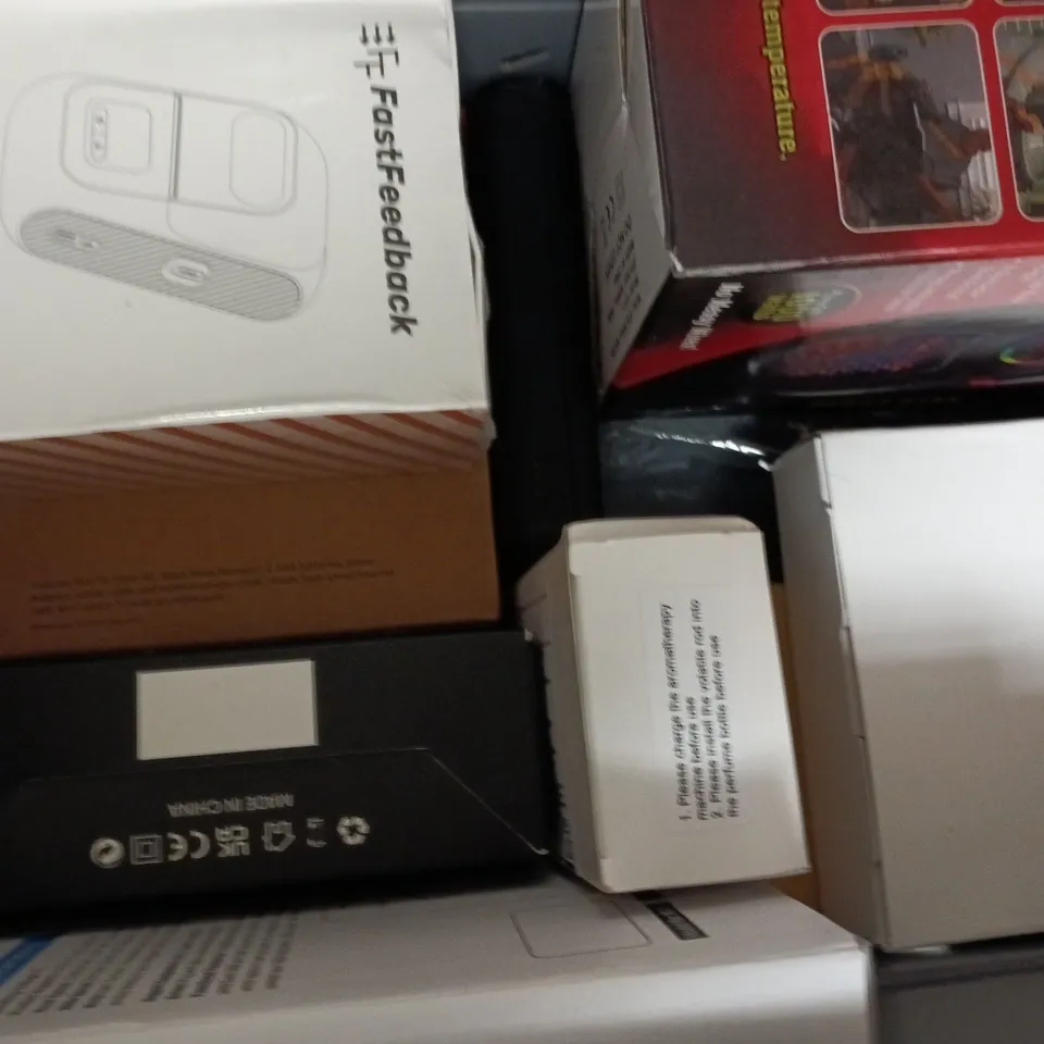 APPROXIMATELY 10 ASSORTED HOUSEHOLD ITEMS TO INCLUDE ETORO CLUB POWER BANK, KODAK CHARMERA KEYCHAIN DIGITAL CAMERA, ETC