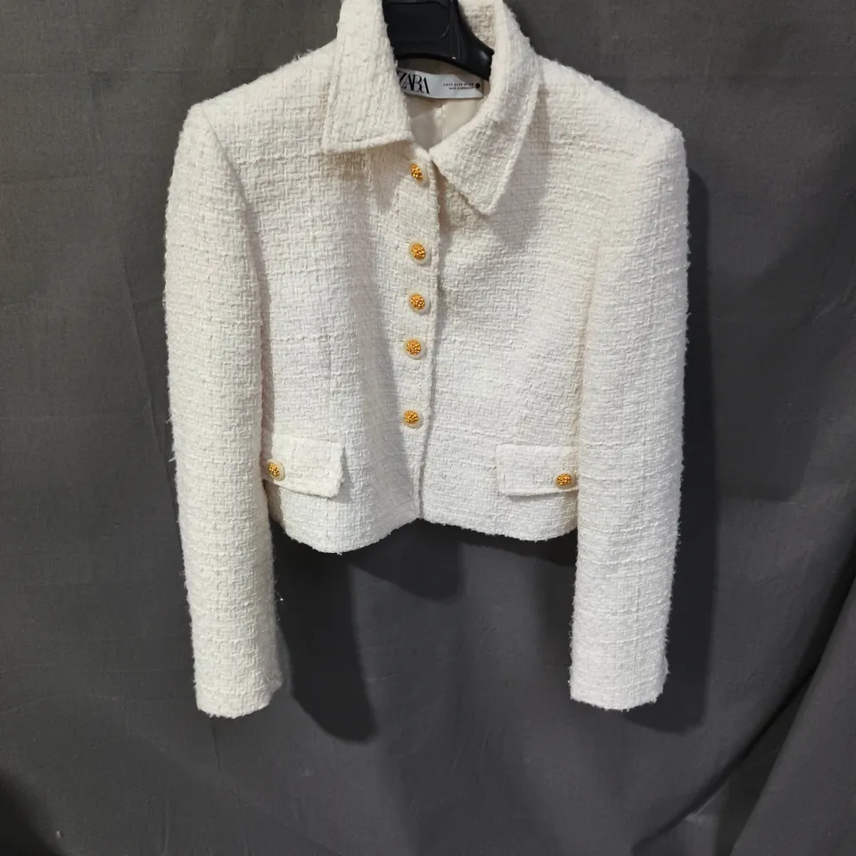 ZARA WHITE BOUCLÉ CROPPED JACKET WITH GOLD BUTTONS – UK XS