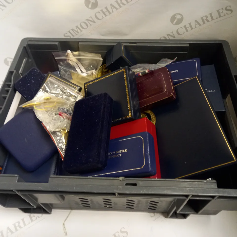 LOT OF APPROXIMATELY 35 COMMERATIVE MEDALS & SERVICE MEDALS TO INCLUDE 20 YEAR GOODWOOD RACING MEMBER BADGE, THE QUEENS PLATINUM JUBILEE MEDAL, POLICE SERVICE MEDAL, ETC