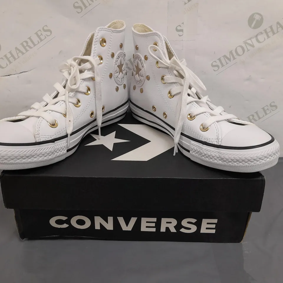 BOXED PAIR OF CONVERSE ALL STAR SHOES IN WHITE/GOLD SIZE 5