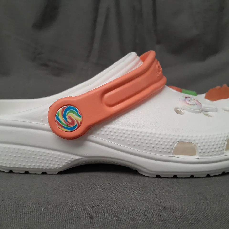 PAIR OF CROCS CLASSIC SWEETS KIDS CLOGS IN WHITE/ORANGE UK SIZE J3