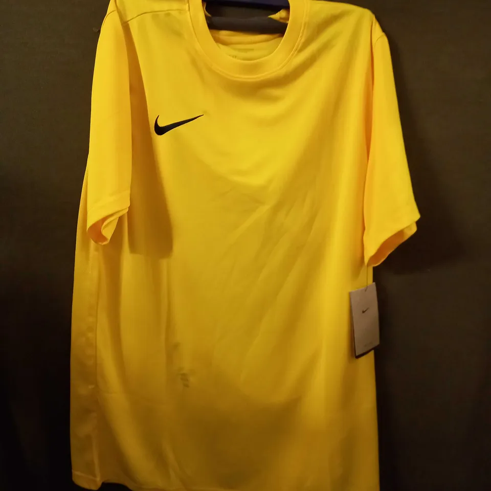 NIKE DRI-FIT SLIM SHORT SLEEVE TOP IN YELLOW - XL